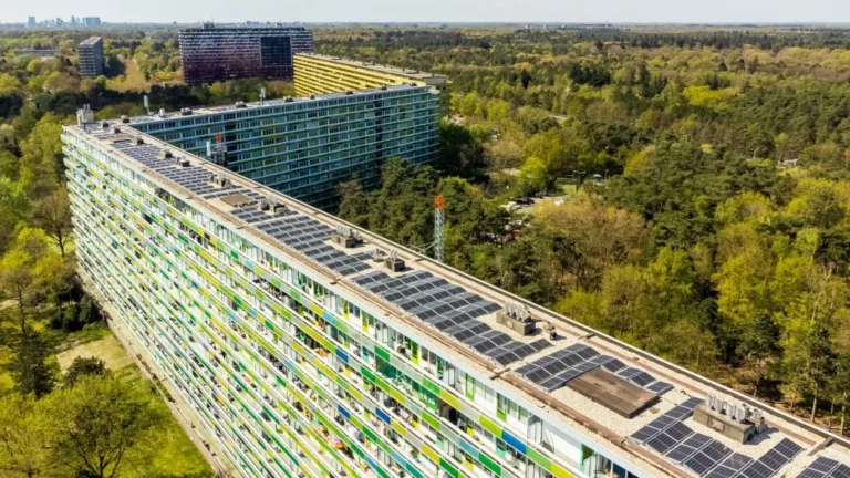 Dakrenovatie en actief maken voor 728 woningen – De L-flat, Zeist 